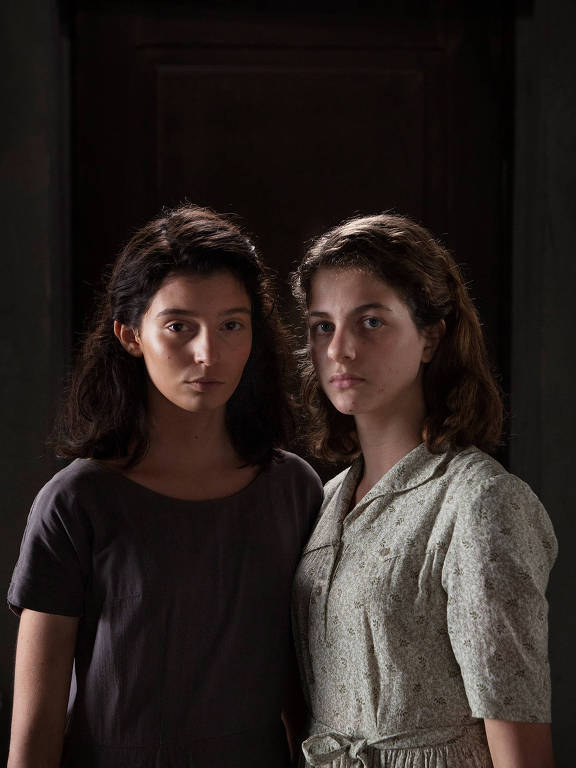 Da esq. para dir. Gaia Girace e Margherita Mazzucco, que interpretam respectivamente Raffaella Cerullo, a Lila, e Elena Grego, a Lenu, na série da HBO 'A amiga genial'