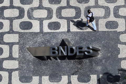 FILE PHOTO: A man walks past the logo of Brazilian Development Bank (BNDES) at the entrance of its headquarters in Rio de Janeiro, Brazil, January 11, 2017. REUTERS/Nacho Doce/File photo ORG XMIT: BRA101