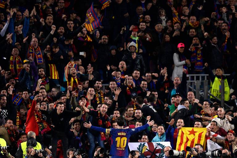 Messi comemora com torcedores do Barcelona o terceiro gol da vitória por 3 a 0 sobre o Chelsea, no Camp Nou