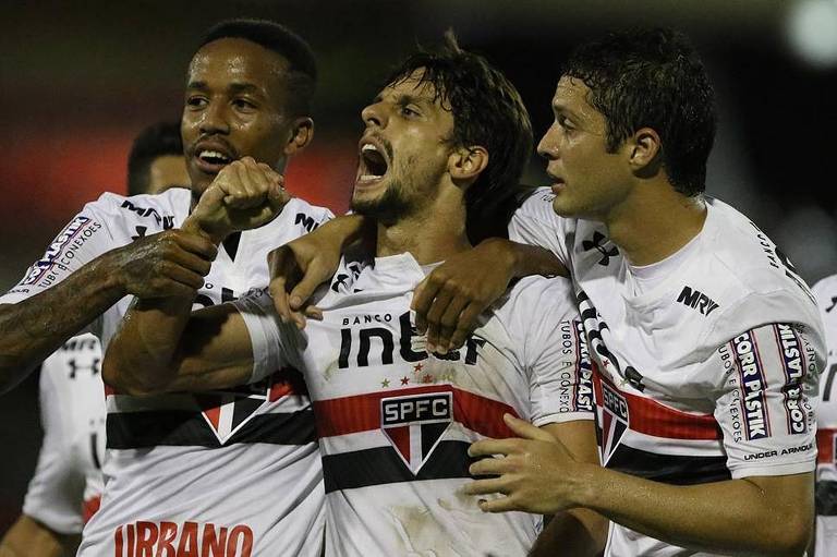 Rodrigo Caio (centro) vibra após marcar o terceiro gol do São Paulo contra o CRB de Alagoas pela Copa do Brasil