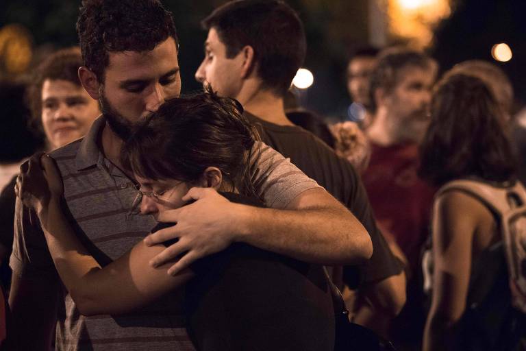 Amigos da vereadora Marielle Franco (PSOL) em pesar após notícia da morte da parlamentar