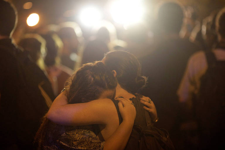 Próximo ao local do crime, mulher lamenta a morte da vereadora Marielle Franco, no Rio