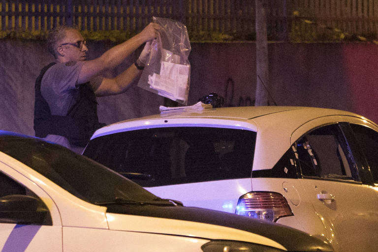 Polícial faz perícia em carro da vereadora Marielle Franco (PSOL)