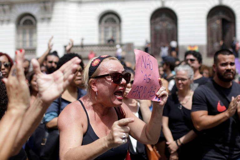 Centenas de pessoas lamentam a morte da vereadora Marielle Franco, morta a tiros quando saía de um evento no centro do Rio