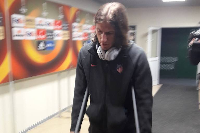 Filipe Luís, lateral do Atlético de Madri, deixa estádio em Moscou de muletas