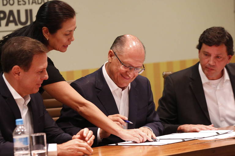 O prefeito João Doria, o governador Geraldo Alckmin e seu secretário estadual Floriano Pesaro 