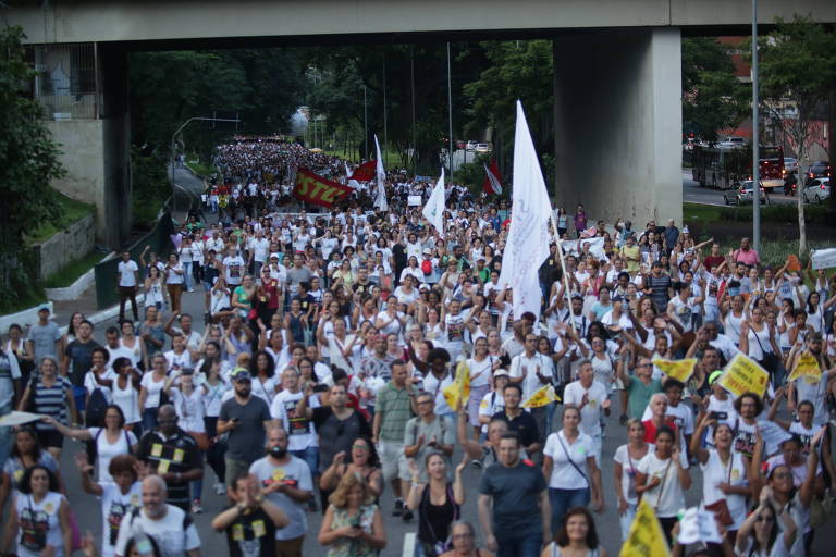 Servidores municipais durante passeata em São Paulo
Servidores municipais durante passeata em São Paulo