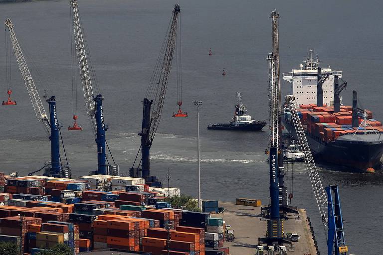Navio cargueiro com contêineres chegando no porto de Santos