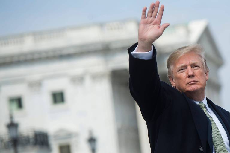 O presidente Donald Trump acena à frente do Capitólio, em Washington