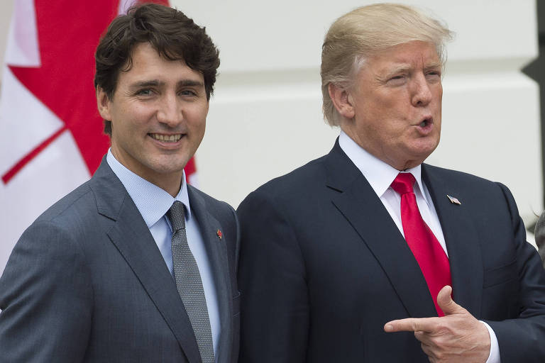 O presidente Donald Trump aponta para o premiê do Canadá, Justin Trudeau, durante encontro na Casa Branca em outubro