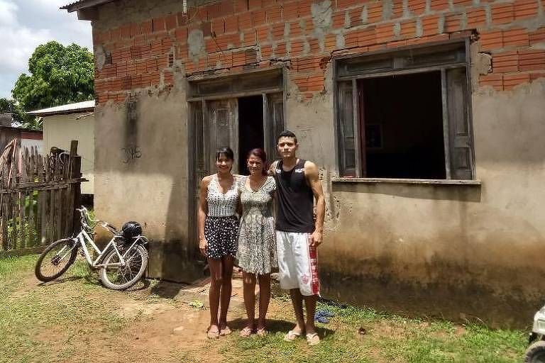 Maria Luiza, Vanuzia e Agleuson em frente à casa da família