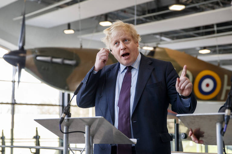 O ministro de Relações Exteriores do Reino Unido, Boris Johnson, durante entrevista na cidade de Uxbridge na qual acusou Putin 