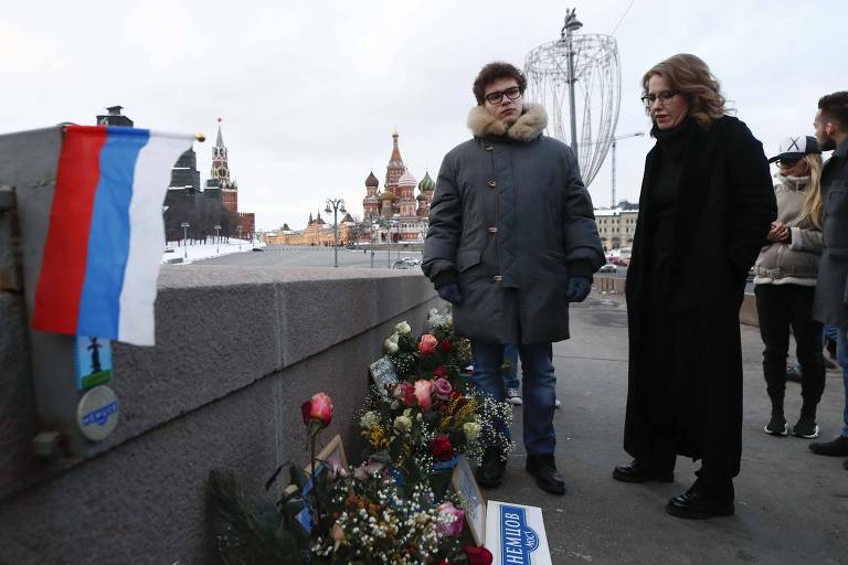 Homenagem em Moscou ao líder oposicionista Boris Nemtsov, morto em 2015, feita por seu filho Anton (esq.) e pela candidata a presidente Ksenia Sobchak 