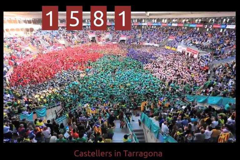 Muitas pessoas reunidas em Tarragona, cidade da Espanha. Acima, na imagem, há um número (1581) com a contagem de pessoas presentes na imagem