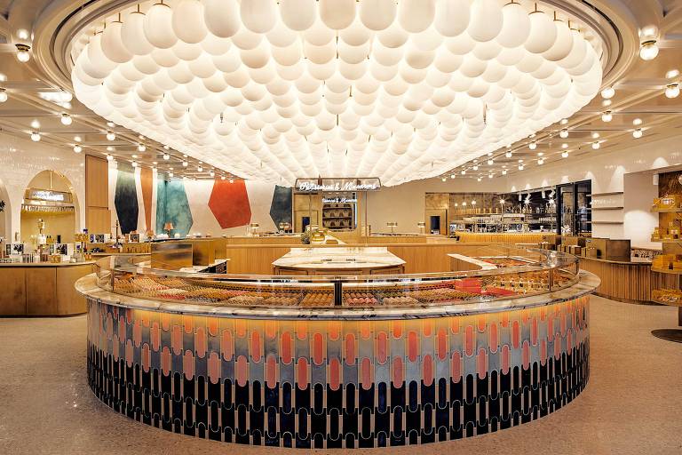 O balcão de macarons da loja 86Champs, parceria do chef Pierre Hermé e a empresa de cosméticos L'Occitane, em Paris