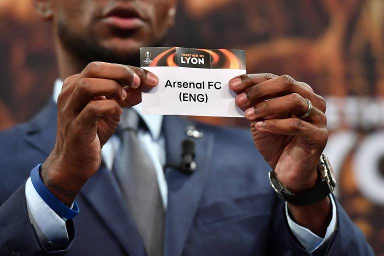 Ex-jogador francês Eric Abidal sorteia o Arsenal durante cerimônia de definição dos confrontos das quartas de final da Liga Europa