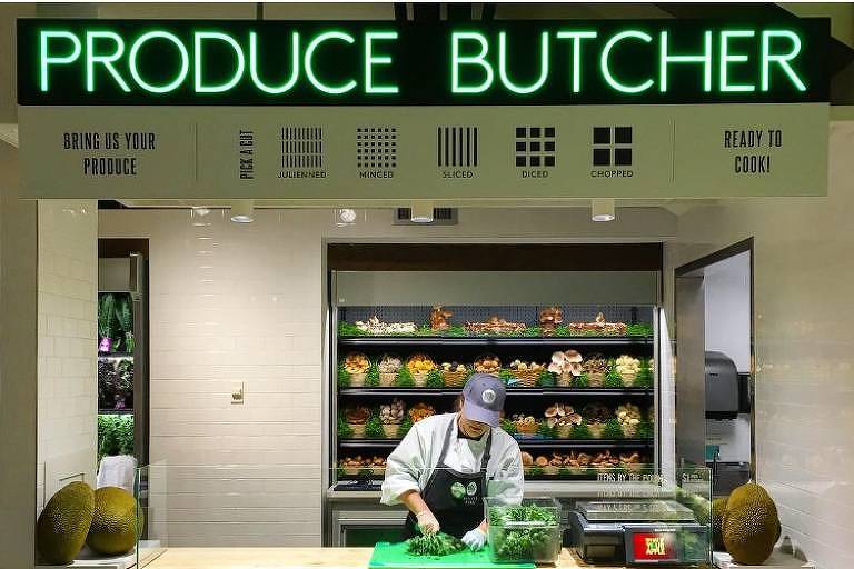 Balcão do quiosque do serviço Produce Butcher da rede de supermercados Whole Foods, com frutas e legumes expostos, já cortados a gosto do cliente