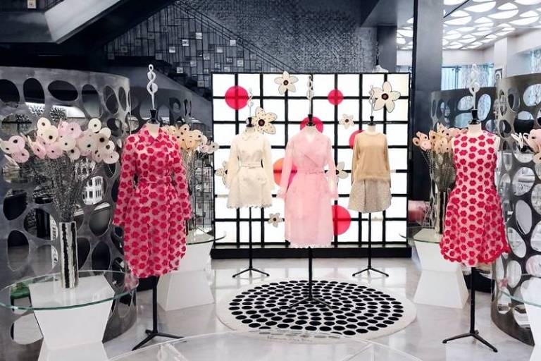 Mostruário da loja 10 Corso Como em Seul, na Coreia do Sul, com manequins e vestidos em tons de rosa
