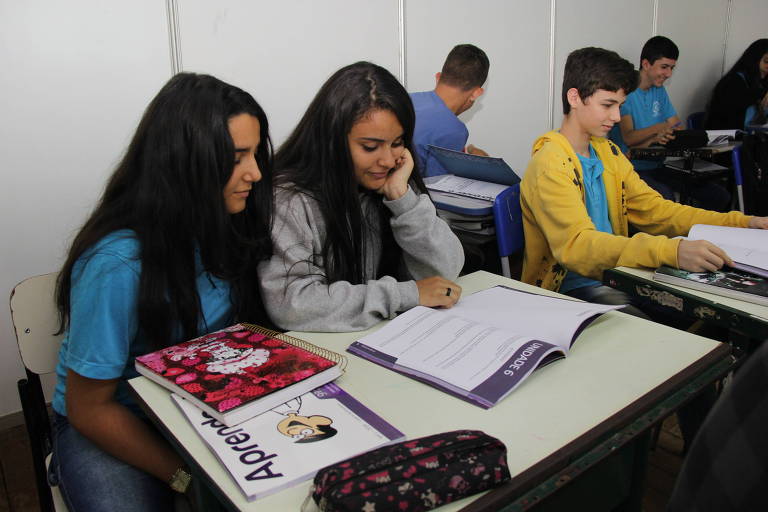 Alunos leem o caderno Aprender + no Colégio Estadual José Peixoto, em Nova Veneza (GO); 