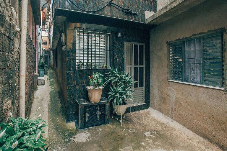 Recuos e obstáculos nas vielas de Heliópolis dificultam a chegada de alguns serviços e até mesmo o transporte de móveis, eletrodomésticos e pessoas com mobilidade reduzida