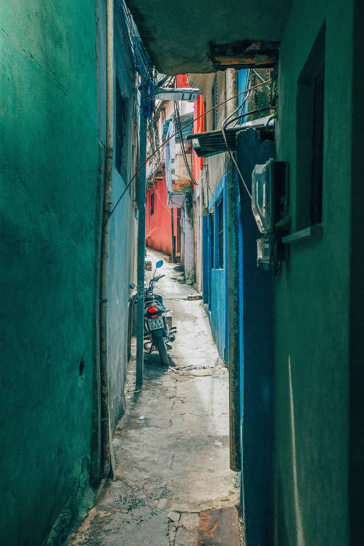 Recuos e obstáculos nas vielas de Heliópolis dificultam a chegada de alguns serviços e até mesmo o transporte de móveis, eletrodomésticos e pessoas com mobilidade reduzida