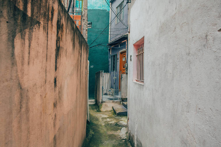 Recuos e obstáculos nas vielas de Heliópolis dificultam a chegada de alguns serviços e até mesmo o transporte de móveis, eletrodomésticos e pessoas com mobilidade reduzida