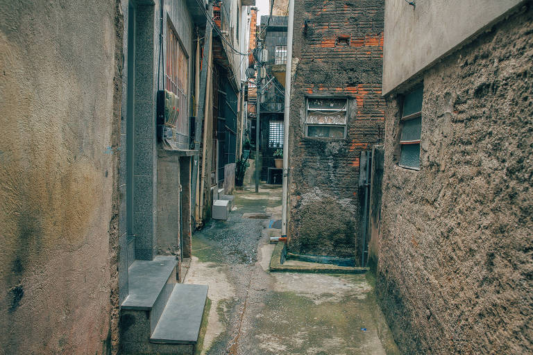 Recuos e obstáculos nas vielas de Heliópolis dificultam a chegada de alguns serviços e até mesmo o transporte de móveis, eletrodomésticos e pessoas com mobilidade reduzida