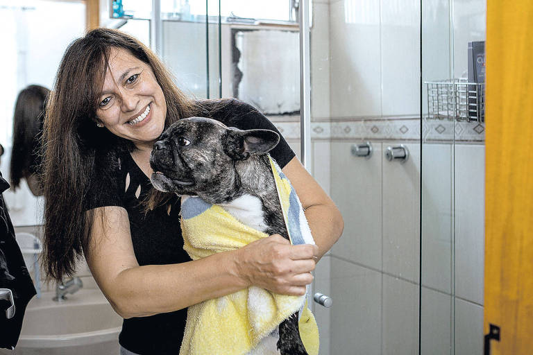 Dar banho em animal de estimação em casa alivia gastos, mas pode trazer lesões