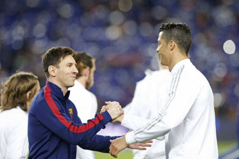 Lionel Messi e Cristiano Ronaldo se cumprimentam  antes de jogo em Barcelona