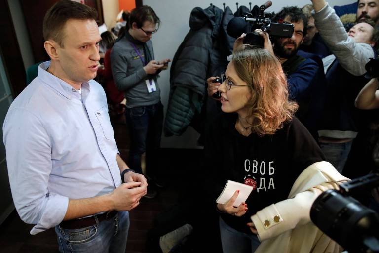 Alexei Navalni conversa com Ksenia Sobchak em Moscou; eles bateram boca em debate neste domingo (18)