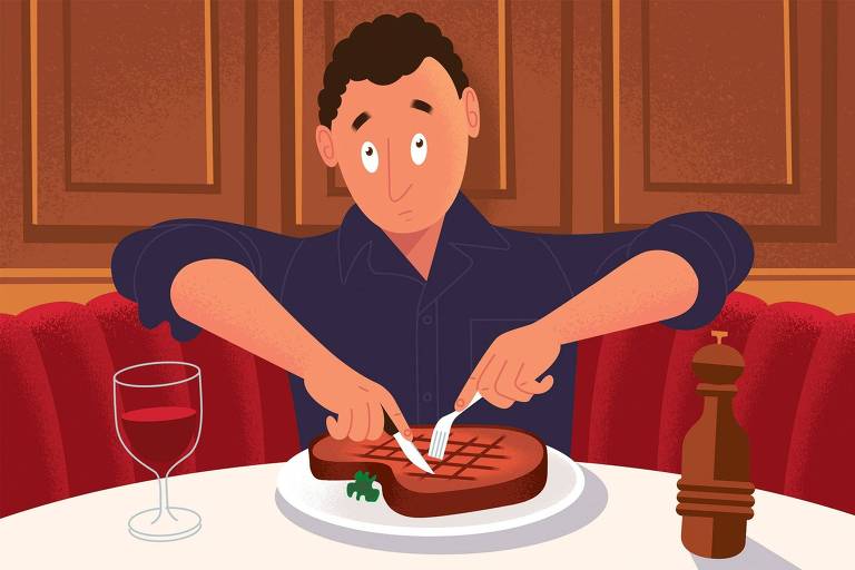 Homem, com garfo e faca, tenta cortar uma carne em seu prato