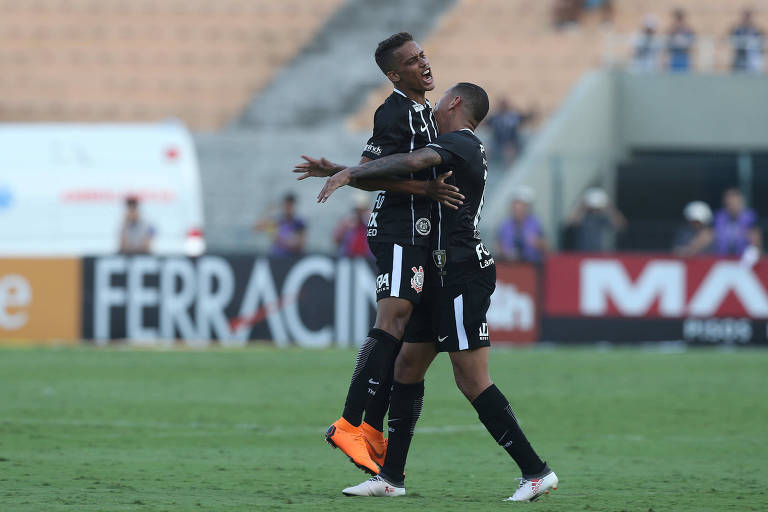 Pedrinho comemora gol durante a partida contra o Bragantino