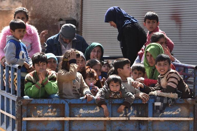 Civis fogem da cidade de Afrin, no norte da Síria 