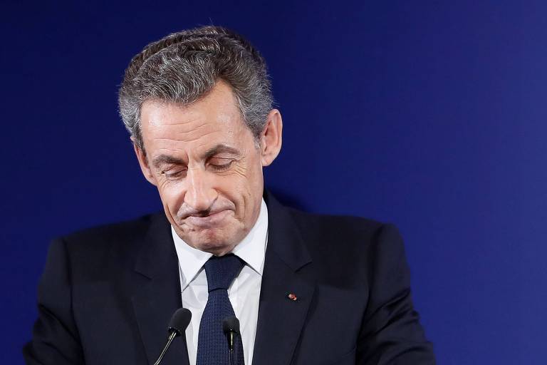 O ex-presidente francês Nicolas Sarkozy durante discurso em que reconheceu derrota nas primárias republicanas