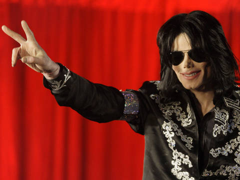 O cantor Michael Jackson, faz gesto com a mão, durante anúncio dos shows que seriam realizados em Londres (Inglaterra). ***  FILE ** In this March 5, 2009 file photo, US singer Michael Jackson announces that he is set to play ten live concerts at the London O2 Arena in July, which he announced at a press conference at the London O2 Arena. Lawyers for AEG Live LLC called their final witness on Wednesday, Sept. 18, 2013, in a negligent hiring lawsuit filed by Jackson's mother against the concert promotion company. AEG Live has shown jurors testimony from several of Jackson's former doctors and ended their case after playing the videotaped testimony of Jackson's longtime physician, Dr. Allan Metzger. (AP Photo/Joel Ryan, File) ORG XMIT: CAPH534