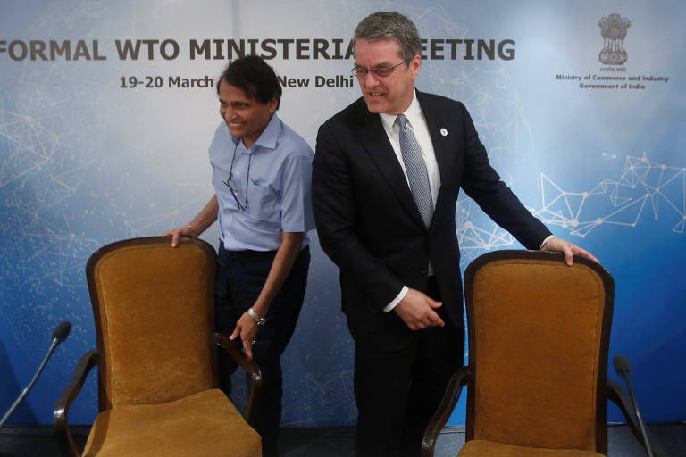 Roberto Azêvedo (à dir.), diretor-geral da OMC, e Suresh Prabhu, ministro do comércio da Índia