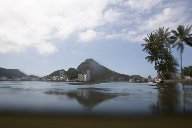 Vista panorâmica da Lagoa Rodrigo de Freitas, na zona sul do Rio de Janeiro, com prédios em frente ao morro da Urca