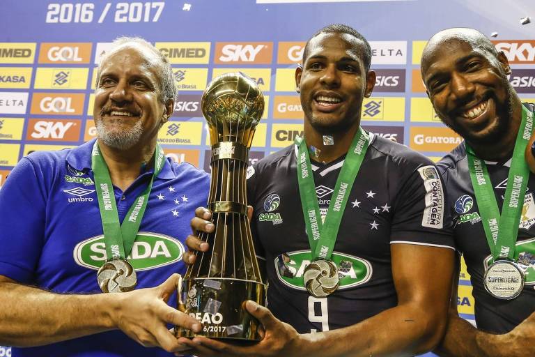 Técnico e jogadores do Cruzeiro comemoram título da Superliga 2016/2017