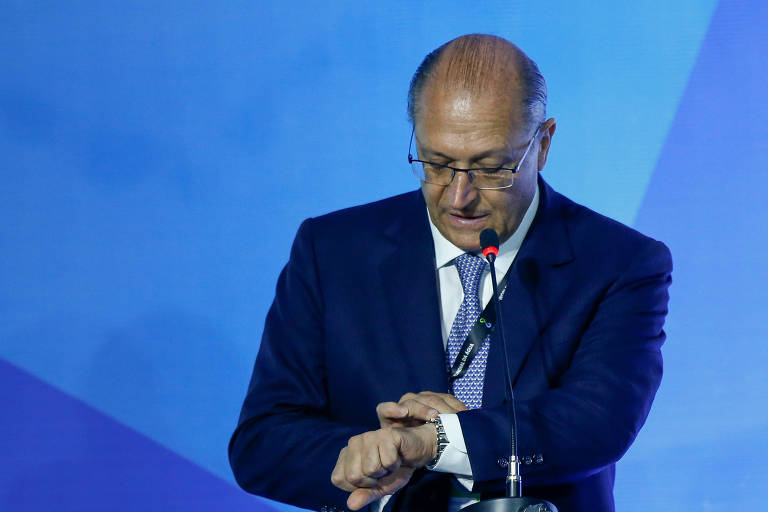  Geraldo Alckmin olhando para o relógio