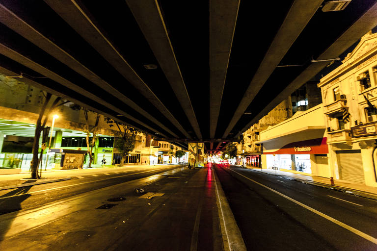 Imagem mostra área da praça Marechal Deodoro em frente à saída da estação do metrô sob o elevado João Goulart