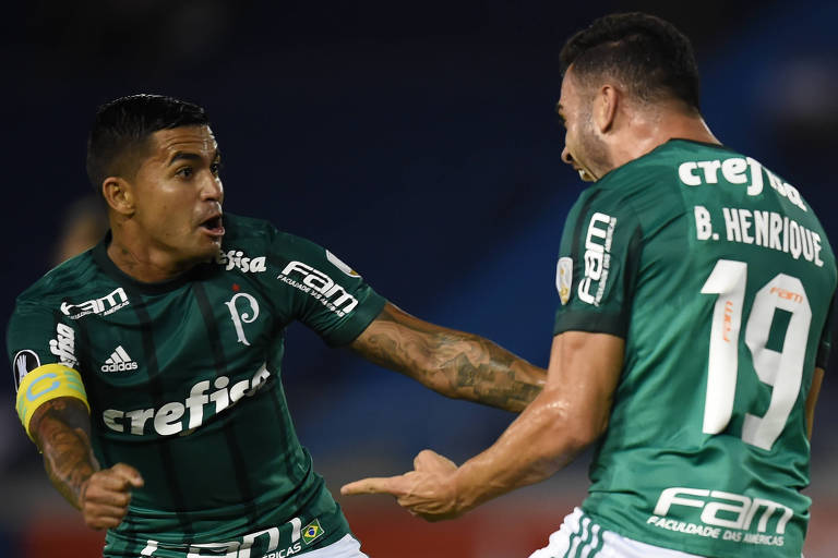 Dudu (à esq.) e Bruno Henrique comemoram um dos gols do Palmeiras na vitória sobre o Júnior de Barranquilla, na estreia da Copa Libertadores