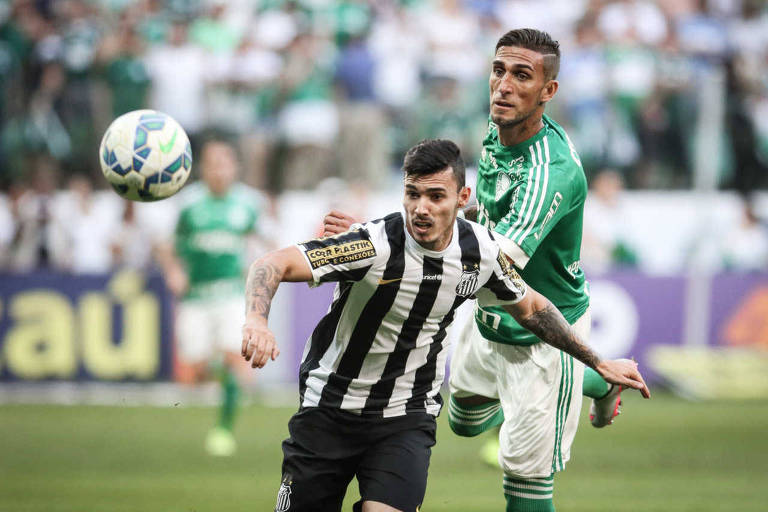 Zeca disputa bola com Rafael Marques em parida do Santos contra o Palmeiras no Campeonato Brasileiro de 2015