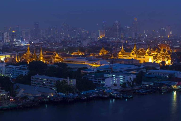 Foto áerea mostra o centro de Bangcoc à noite. O destaque vai para o Grande Palácio, construção grande que aparece toda iluminada