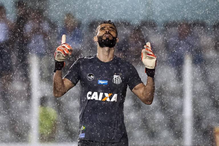 O goleiro Vanderlei, do Santos, comemora durante o jogo contra o Botafogo