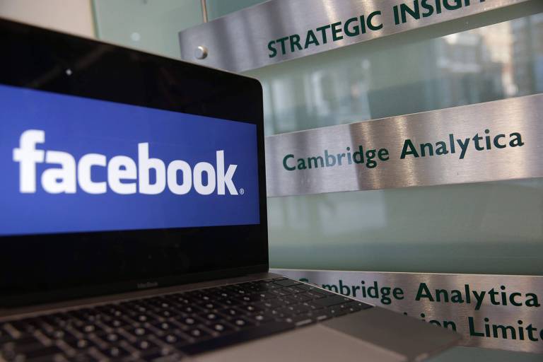 Logos do Facebook e do Cambridge Analytica, acusado de obter ilegalmente dados de milhões de perfis de usuários