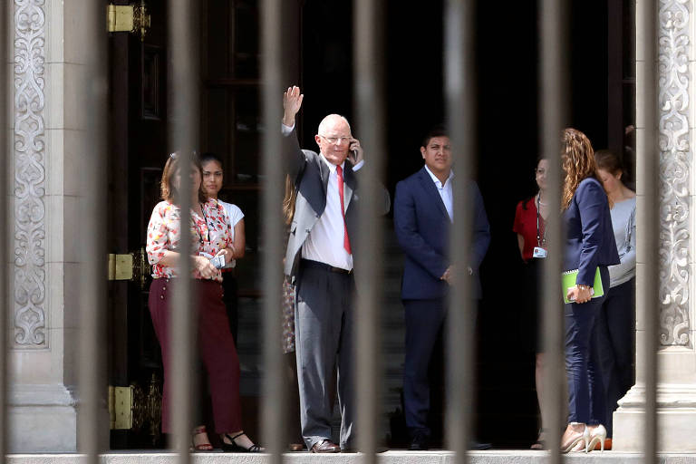 O presidente do Peru, Pedro Pablo Kuczynski, acena a seguidores após apresentar sua renúncia ao Congresso nesta quarta-feira (21)
