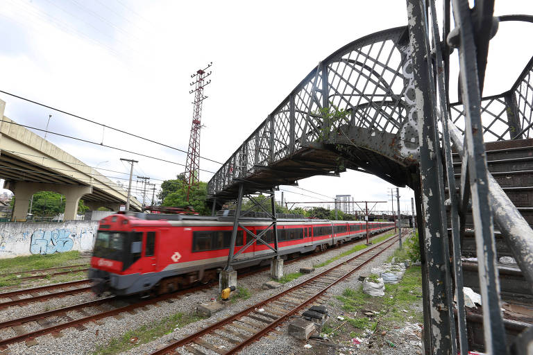 Foto mostra trem da CPTM passando sob passarela acessível na Mooca, em SP