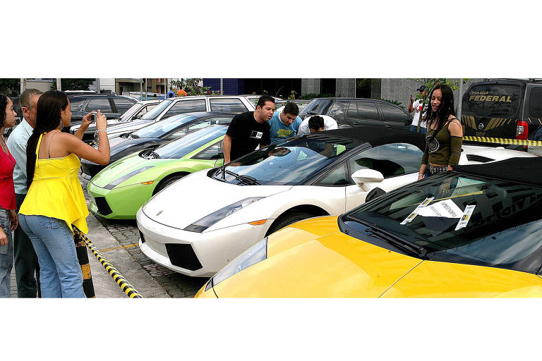 Lamborghinis apreendidos no Salão do Automóvel, em 2006, viram atração no pátio da Polícia Federal, em São Paulo (Jorge Araújo - 27.out.2006/Folhapress)