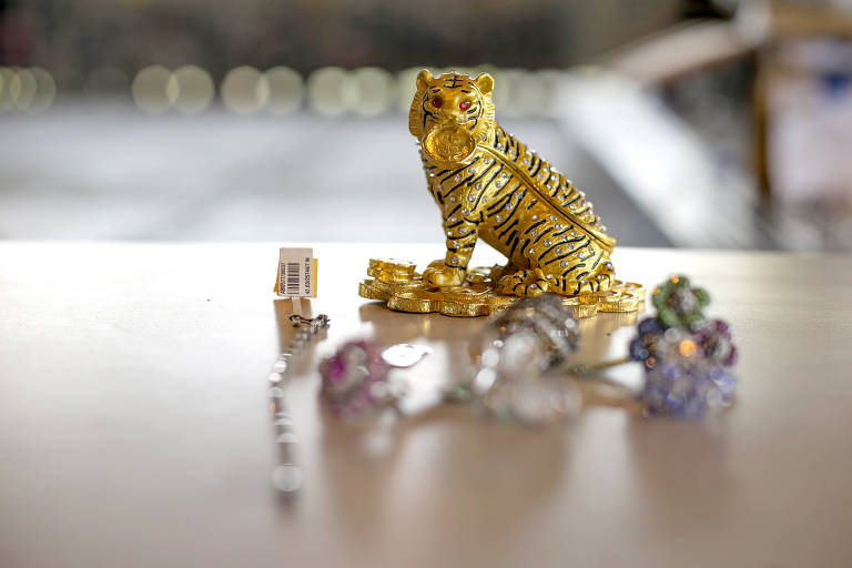 Tigre com brilhantes e outras jóias apreendidas pela Receita Federal do Brasil e leiloada no Galeão