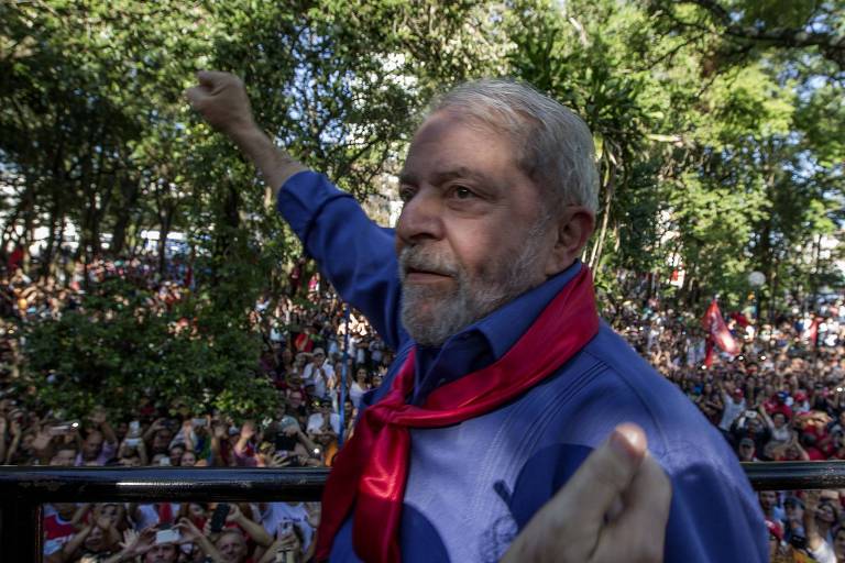 Ex-presidente Lula durante etapa da caravana em São Borja (RS)